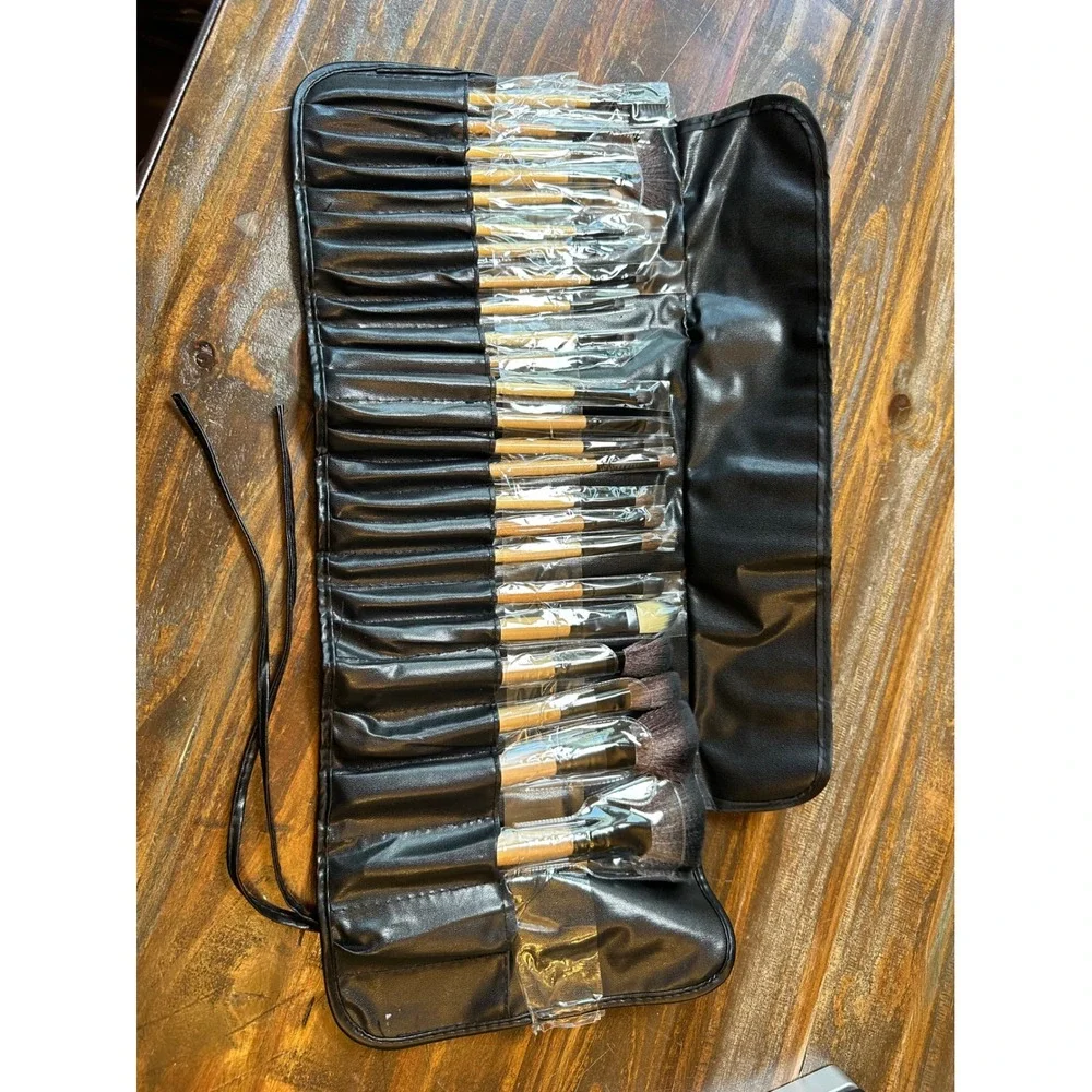 24 Piece Professional Makeup Brush Set with Wooden Handles and Travel Case Black